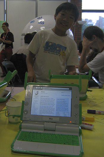 Towards a new literacy for the online World: Wiki Creole website running on a OLPC at the Wikimania 2007 in Taipei